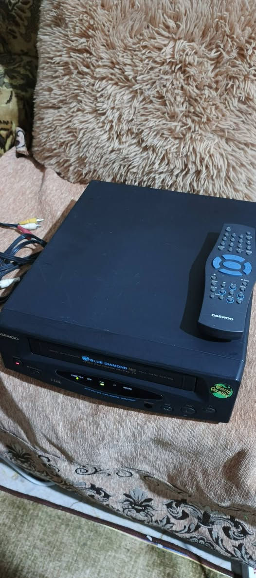 السلام عليكم .
اجهزة فيديو كاسيت عدد ٢ .ماركة سامسونج و دايو كوري ..اجهزة نظيفة وبلادية بلا اي تصليح شغالة ١٠٠ % .استيراد الكويت و ليس اوربي .
جهاز السامسونج من النوع الثقيل القديم نظافة ٨٥ % والدايو الاسود نظافة تقريبا ٩٥ % .
مع كل جهاز  ريموت وفيشة للعرض عالشاشة .
تصفية اوتوماتيكية للصورة .
عرض و تسجيل .
سعر الجهاز السامسونج ٤٠ الف نهائي .
سعر الجهاز الدايو ٥٠ الف نهائي .
للاستفسار او المراسلة موجود خاص او
*********** البصرة .موجود توصيل شركة..
