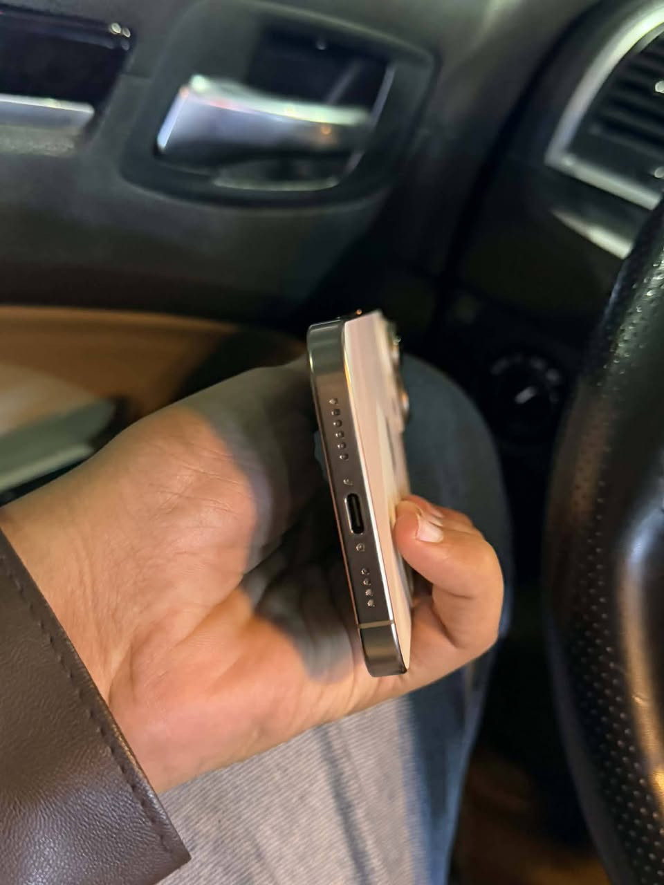 سلام عليكم ايفون 16 برو ماكس شرق اوسط ذاكره 256 بطاريه 98 سعر مليون 325 وبي مجال بسيط .  للاستفسار اتصال ‏‪0783 223 6821‬‏
