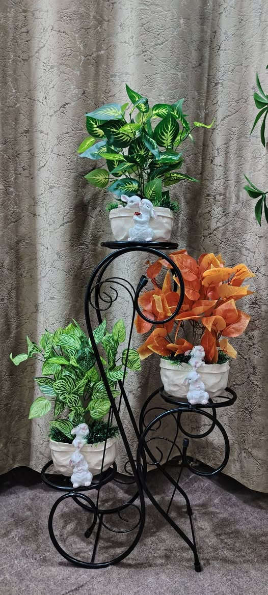 بتصميم أنيق 
مرتبة بعناية ولمسة جمال
تنسيق يريح العين ويضيف هدوء وفخامة للمكان.ستاندات أبيض وأسود تحمل🟦 سندانتين  ....🟦 ثلاث سنادين 
مرتبة بورق السايكس.. وسنادين الأرنب 🌿
اختيار مثالي لـ ديكورات رمضان ✨
يزين الصالة، السفرة أو زاوية البيت،
بساطة بالألوان… وجمال بالتفاصيل 🤍🖤
للي يحب الترتيب الراقي والذوق الهادي.
🔥السندانه حسب الطلب 🔥
للطلب والاستفسار المراسلة خاص او واتساب ***********
