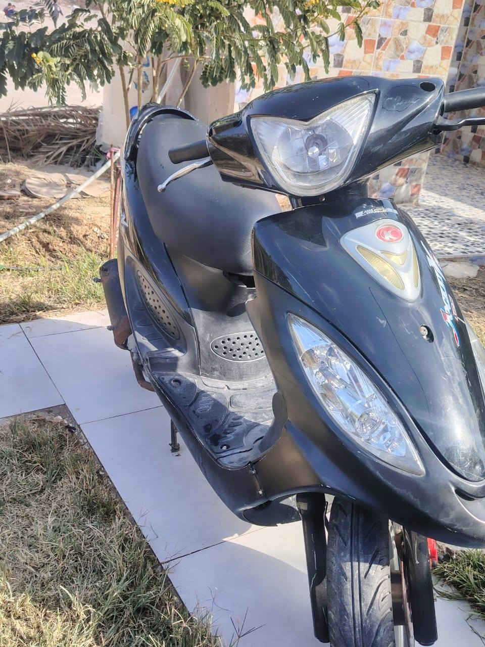 السلام عليكم 
دراجه V2 حاويه نضيفه برغي ما مفتوح بيه السعر 850 الف  للاستفسار اتصل 
***********
