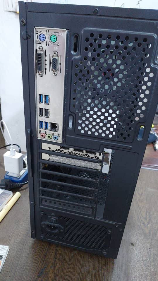 السلام عليكم 
عندي دسكتوب و لابتوبات للبيع 

الدسكتوب مواصفاته: 

المعالج: AMD Ryzen 5 (الجيل الثاني) ما بيها كارت شاشة داخلي.

​كارت الشاشة: AMD Radeon RX 580 8GB (نسخة Elsa).

​الرام: 8GB.

​الباور سبلاي: Fantech 650W. 

الهادر: ssd nvme 256 gb. 

السعر: ٣٧٥ الف دينار. 
----------------------------------------------------------------

لابتوبات عددهن ٩ 

التفاصيل: بيهن شغال وبيه مشاكل و بيهن سكراب 
يفيد للتصليح و قطع الغيار. 

البيع: لأعلى سعر يراسلني.

​الموقع: الكوفة.

للتواصل: ***********
