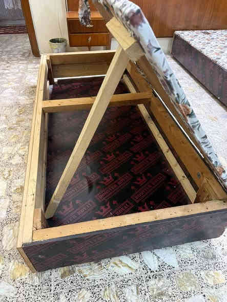 سرير نفرين منفصل  نجارة عراقية ثقيل مع مخزن وبدون رأس   (تخت فقط)المكان شارع فلسطين للتواصل ***********
