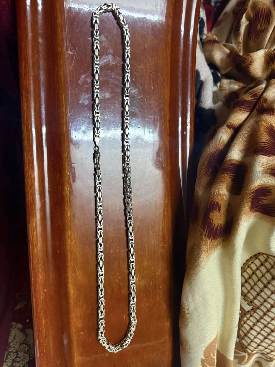 السلام عليكم سنجيل فرعوني الوزن ١٠٧ غرام الزنجيل جديد صار سبوعين من اخذته رايده ٤٠٠ الف قفل رجان الي يدور كسر ميفيده لين يصير اغله عليه بس الجناي ويريد يلبسه امانته جديد ما ملبوس وعندي توصيل جميع محفضات العراق الاستفسار ***********
