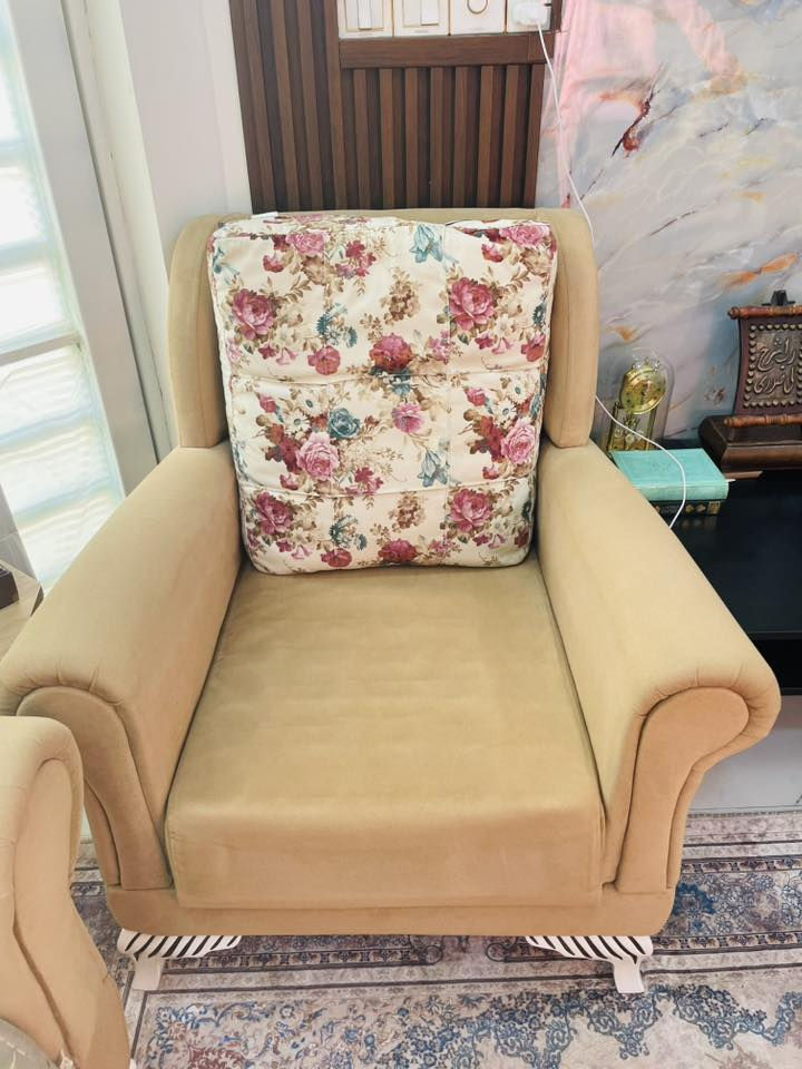 متاح
تخم قنفات تركي بالة بحالة نظيفة

عشر مقاعد حجم كبير 

يحتوي على مخزن ثلاث قطع 

يتحول سرير ثلاث قطع 

التخم يحتوي على خمس قطع 
مع الكوشات 

للاستفسار ومعرفة السعر مراسلة الرقم واتساب 

***********
