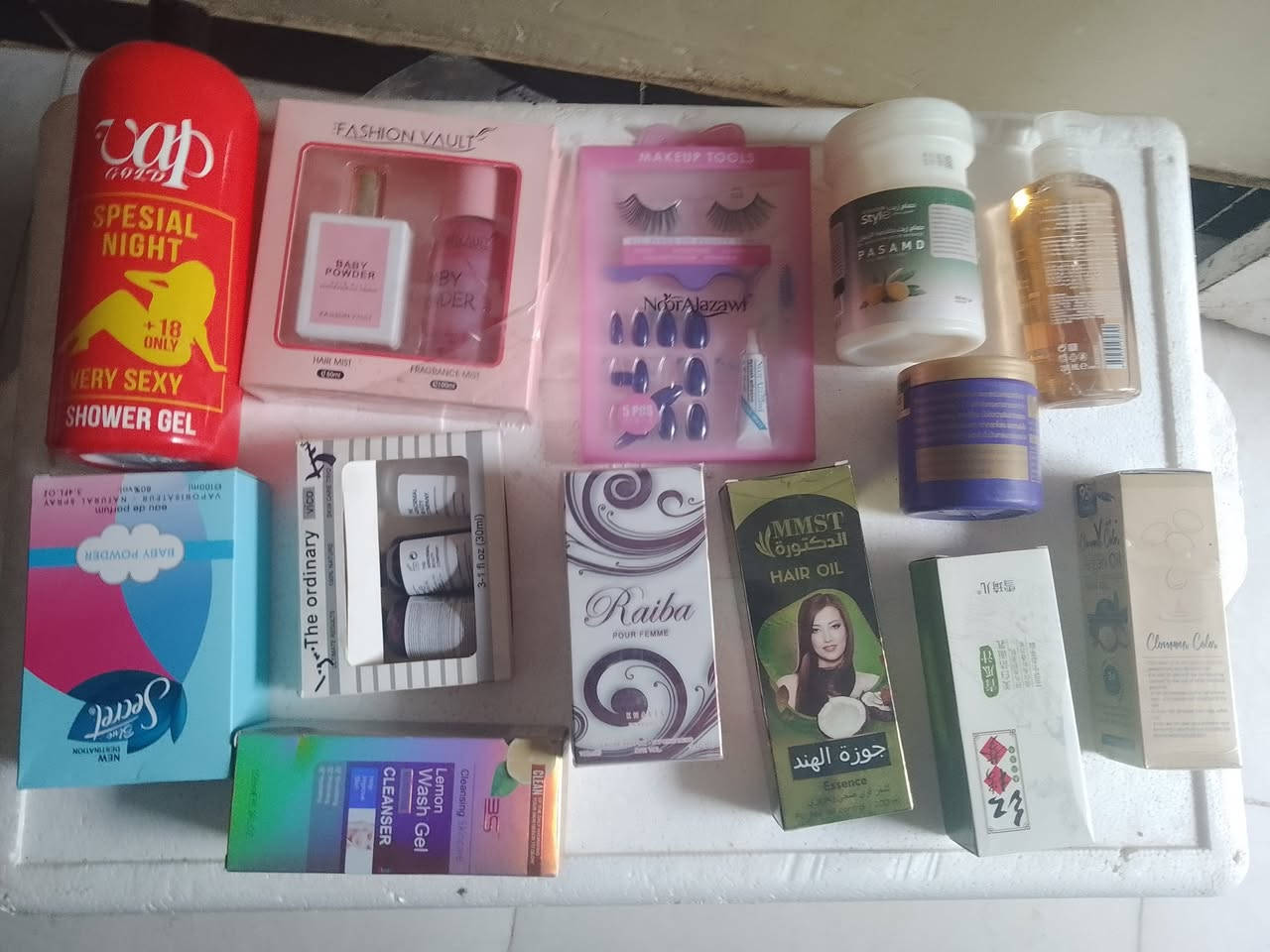 سلام عليكم  
مجموع مواد تجميل وعطور العدد 39 قطعه انسب الاسعار.
 السعر مفاجئه سعر القطعه ب الف دينار بس
اتحدى السوق كله يبيعك هيچ اسعار..ولدينا كميات للحاب يحجز بعد

 لدينا خدمه توصيل... ***********
