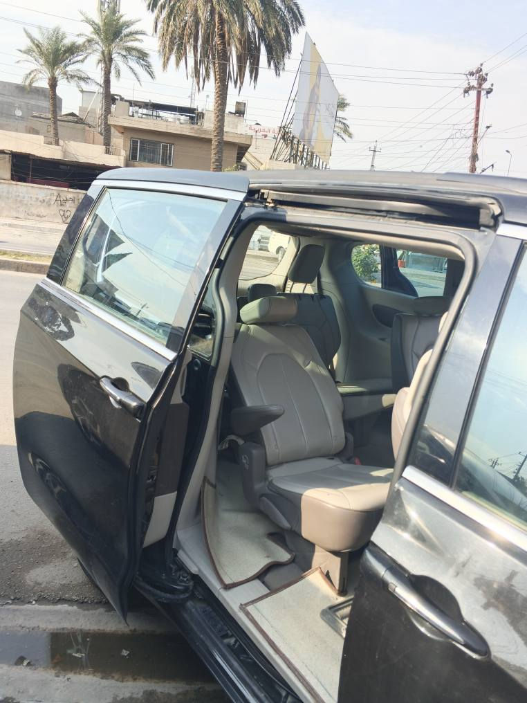 كرايسلر فيوجر2020 راكب. رقم السليمانية وكالة بأسمي تستلم وكالة وتروح تحول كبل  
 للبيع  أو مراوس بدوج رام تحكمات فول سلايت  حادثها بأمريكا الابواب السلايت  ومبدلات بلادي تجي تسوي سونار وتفحص. كشن  كهرباء محرك 6 سلندر  دبل بصمه   السيارة تشتغل  بانزين عادي مو محسن لان اني مسويلها البرنامج تشتغل عادي ومحسن السيارة يرادلها بس بوليش كير ماوس
السيارة  السعر    170$
*********** بغداد, العراق
