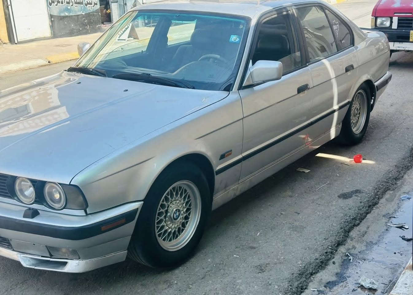 بي ام e34
مكينه 525
گير توماتيك
4جام كاره با 
كوشن جلد  
فوله به س سلايت نيه 
ره قه م كركوك تازه يه 2029
كوبون به نزيني هه يه 
سبوغ عامه بو جواني 
شه رت تحويل غرامه هه مووگياني به شه رت
سعري 53مه عامه له يه كي. برايانه 
***********
