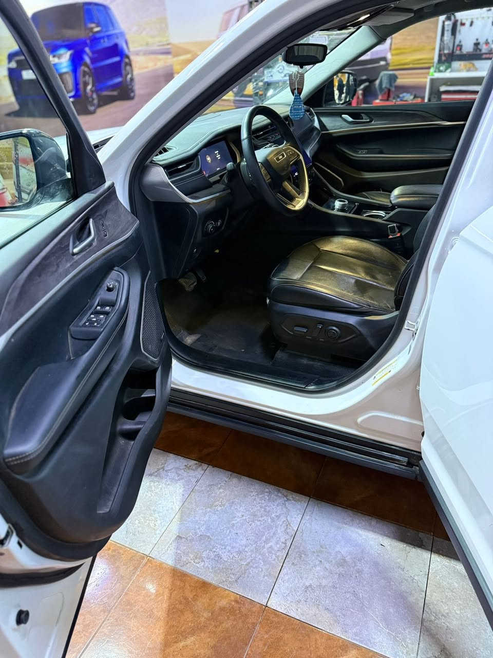 السلام  عليكم 
بعد اذن  الادمن  المحترم 
للبيع  فقط  ✍🏻✍🏻
كراند شيروكي لمتدد  فوول الشكل الجديد L
مرقم بغداد سنويه باسمي 
موديل2022
وارد امريكي جاملغ مبدل وجاملغ خلفي بارد مع شبر من الباب هم بارد
 
السعر285$$ بيه  مجال  

المحرك : V6.  3.6L . 
العداد :  50  الف قابل للزياده
المواصفات :
 دفع رباعي 4x4 . 
* رادار امامي مع مانع تصادم . * تحذير الخروج عن المسار . 
* تحذير النقطة عمياء  .* ويل قياس 20 انج .
* سقف بانوراما . 
*دشبول دجتل مع شاشه بمواصفات عاليه
* شاشه كبيرة 10.1 انج . 
* نظام الخرائط (GPS) .* كاميرا داخلية محيطيه  360 درجه  . 
* كاميرا خلفية . * المصابيح الأمامية زنون .
* كشافات الضباب زنون .     * تشغيل عن بعد .
* صندوق كهربائي .*شفتات بالستيرن.
*الگير ماوس مع وضعيات قياده متعدده.
* مقصورة الركاب من الجلد الفاخر .*تطعيم الدشبول والابواب صاج ملكي.
* حفظ وضعيات الجلوس (ميموري) . * المقاعد الأمامية كهربائية .
* المقاعد الأمامية تدفئة . وخلفيه هم تدفئه
 *سايد بريك بصمه.
*فول تحكمات ستيرن امامي خلفي.
* سستم صوت Alpine . 
 انارة داخلية LED . * حساسات خلفية . 
* 7 راكب .
 مكيف خلفي   3  قطع مع وحدة تحكم منفصلة . * تدفئة ستيرن . 
 مرايا متحسسه للضوء العالي . * مانع تصادم خلفي .
 بلوتوث تلفون . * محدد سرعة . 
 نظام التشغيل والاطفاء الاوتوماتيكي ( Auto Start System ) .

*وبقية المواصفات معروفه 
مرقمه بغداد سنويه باسمي
  
    
"285 بيه  مجال بسيط تم تنزيل السعر 
ماكو هيج سعر بتاريخ الجيب
   
***********
