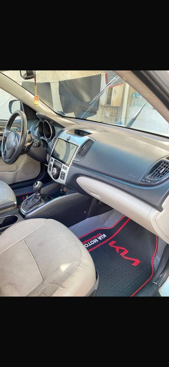 السلام عليكم سيراتو 12 فول فتحة بصمة حساس خلفي كأمره شفتات مصبوغة احزام وبيها جراد مكينه كير خير من الله تبريد ماشاء الله تخم تاير جديد 95 وبيها مجال للشراي عنواني شهداء البياع ***********
