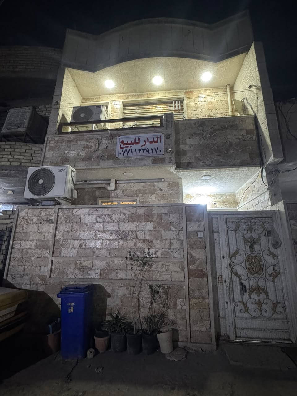 السلام عليكم بيت للبيع منطقة الامين الثانيه اسكينه شارع عشرين نهايته على اليمنة المعسكر مساحتة 75متر بي اتلث غرف اثنين فوك وحده جوه وحمامات اثنين ومطبخ حار بارد وصالة كبيره استقبال امسويلها ديكور جبسن بورد بيت امرتب متصرف عليه اي شي  الواجهية حجر منطقة خير من الله كهرباء ومي ومجاري كل الخدمات موجوده للستفسار الرقم***********
