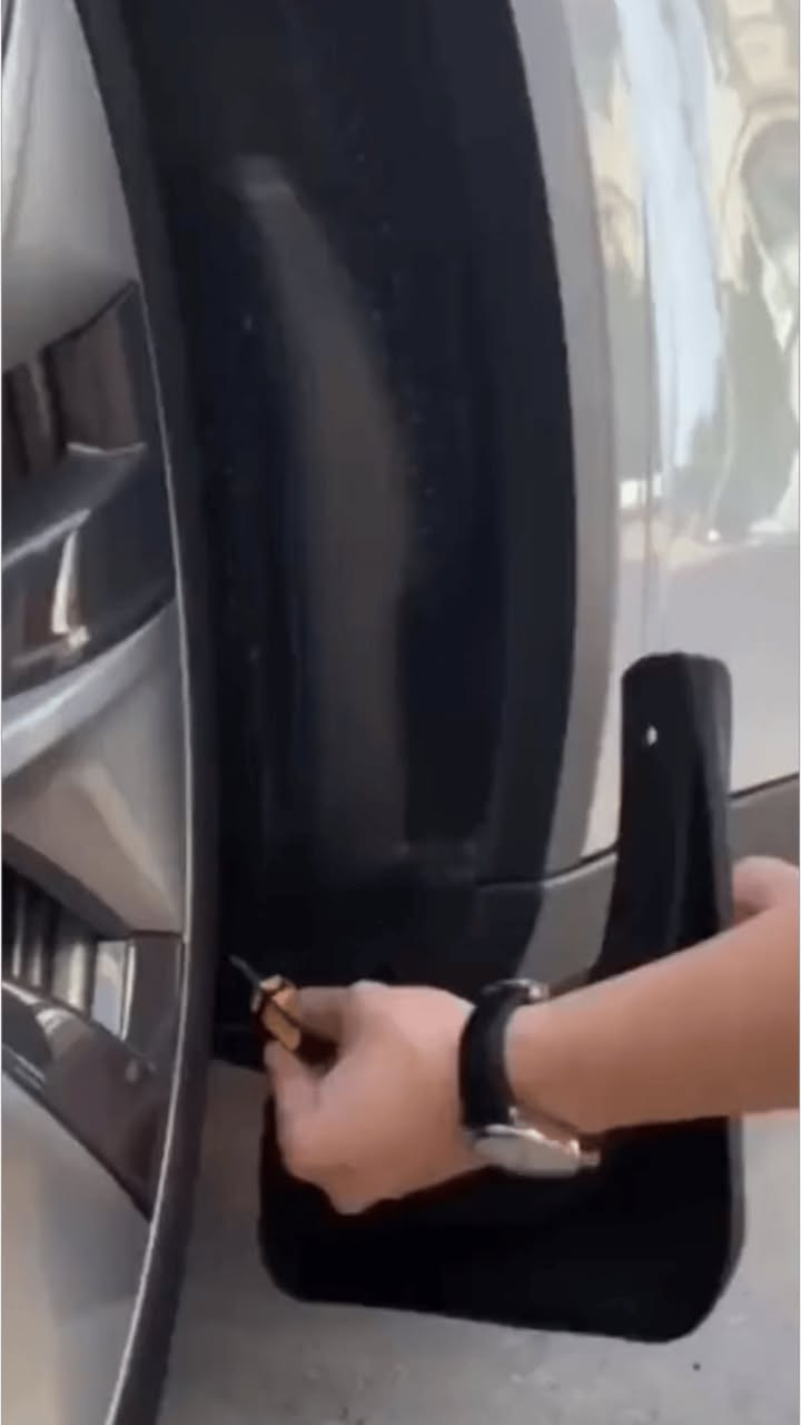 تعبت من الطين والحصى اللي يتجمع كل مرة على جوانب سيارتك؟ 🚗💦

طقم زوج رفارف الطين العالمي Elegant MF-51 يحمي هيكل سيارتك من الرش والأوساخ

مقاس Universal يناسب معظم موديلات السيارات والشاحنات الخفيفة

خامة مطاطية مرنة تتحمل مطبات الطريق والظروف القاسية

يقلل اتساخ الأبواب والجوانب ويخلّي سيارتك أنظف لفترة أطول

يأتي مع براغي تثبيت جاهزة… تركيب سهل وسريع

خلي سيارتك أنظف ومحميّة في كل مشوار 🛡️✨
السعر 15 الف (الزوج)
 (4)ب25 الف


**إذا كنت صاحب هذا الإعلان وتريد حذفه لأي سبب، رجاءا أرسل رسالة إلى الدعم الفني**