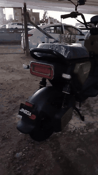 السلام عليكم دراجه شحن Papy Apiche شركة jINGDA جديده جدا بعدها بلزكات الشركه. بطاريات كبار دبل عدد 5 . ثلاث سرع سرعتها ٩٩ بالشاشه حقيقي ٧٠. بريك امامي وخلفي بالمكان دهن  دسك قرص صلب. بلوتوث.  السعر ٥٠٠ الف. مكاني بغداد  *********** اتصال أو واتساب
