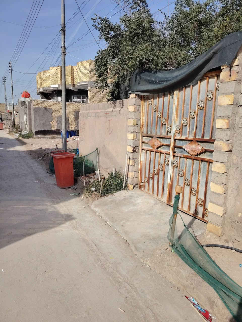 🔹 بيت قديم للبيع البيت ركن 🔹
📍 ذي قار-قضاء الفهود – حي الإسراء الأول قرب روضه 
🛣️ شارع صب مباشر 
📄 طابو صرف – تحويل مباشر

📐 المساحة حسب الطابو: 200 م²

🏠 بناء طابوق  قديم
📌 موقع ممتاز،  موجود كافة الخدمات ✅

📞📲 الاستفسار اتصال أو واتساب
 ***********
سعر 75
