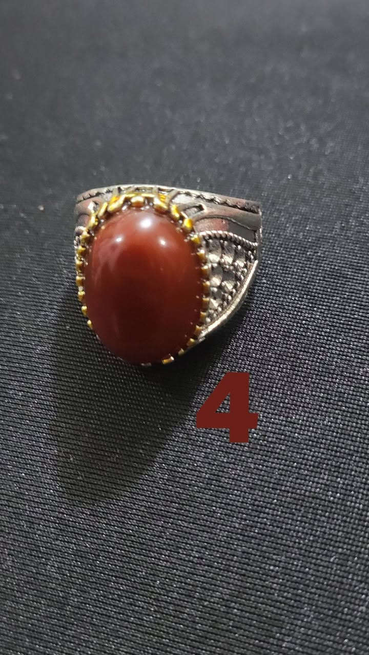 الأولى/ عقيق مشمشي لون هادئ وجذاب
الثانية/ عقيق شجري أبيض نقش طبيعي فريد
الثالثة/ عقيق مصور فص أبيض مميز
الرابعة/ عقيق كبدي صياغة يدوية ملكية
الخامسة/ عقيق يماني أحمر كلاسيكي، فخم، أصيل
السادسة/ عقيق يماني كبدي لون غامق ومهيب
السابعة/ عقيق سليماني بنفسجي تموجات لونية ساحرة
الثامنة/ عقيق برتقالي معتق تصميم قديم وتراثي
التاسعة/ عقيق سليماني ملكي خطوط دائرية نادرة
العاشرة/ حجر أوبال (عين النمر) بريق لؤلؤي ساحر
الحادي عشر/ حجر عين النمر تصميم مربع وهيبة
الثاني عشر/ حجر أزرق ملكي لون عميق وجذاب
الثالث عشر/ خاتم البومة الفضي عيون حمراء جريئة

متوفر 13 قطعه مختلفه
سعر القطعه 3000
اذا كلهن شلعه وحده احسبهن على ال35
توصيل ما عندي مكاني الرمادي


**إذا كنت صاحب هذا الإعلان وتريد حذفه لأي سبب، رجاءا أرسل رسالة إلى الدعم الفني**