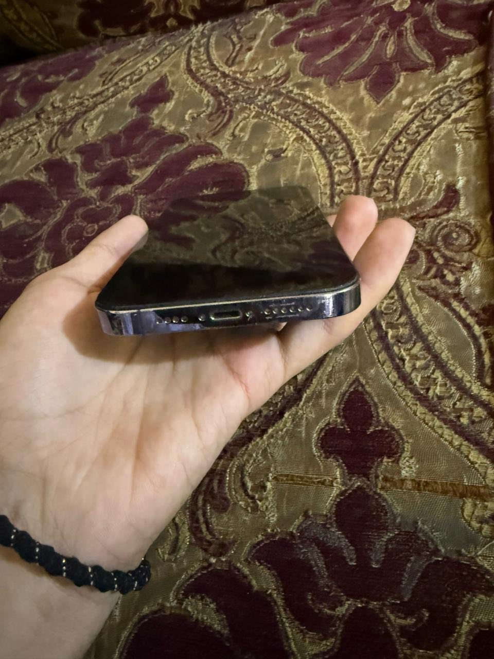 السلام عليكم ايفون 14 برو ماكس شرق اوسط نضيف ذاكره 256 بطاريه 84 جهاز فقط مبدل شاشه جيدة وبيها فطر خفيف بالكلاس كارتونه مطابقه السعر 550/او مراوس مكاني بغداد حي اور *********** واتساب / اتصال
