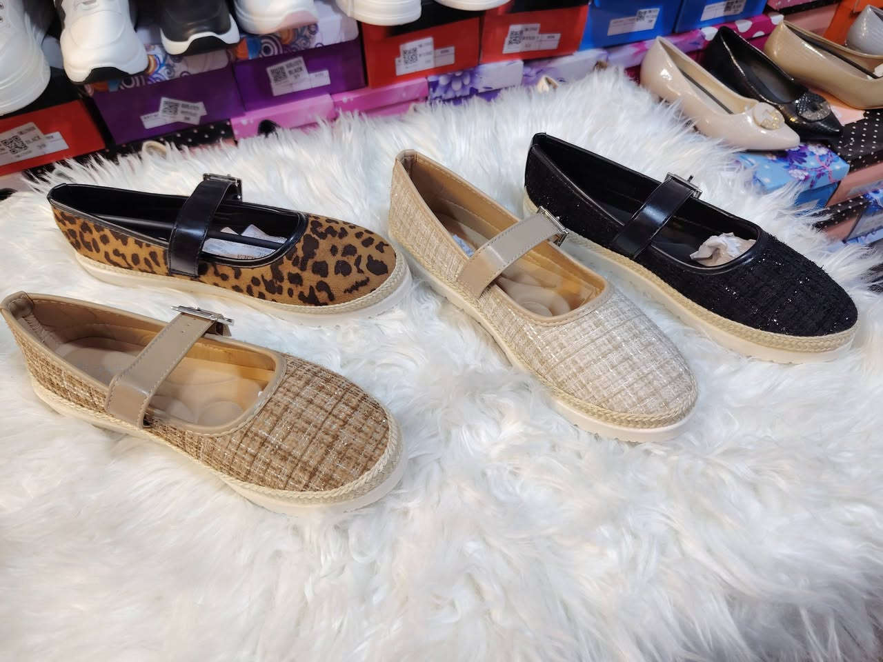 🎄عرض ثاني من عروض رأس السنة 🎄يم محل روما للأحذية النسائية والحقائب Roma 
كوني متميزة و أنيقة مع روما 👠🙏
🧑‍🎄عرضنا عالكميه الموجودة كلها  🧑‍🎄
سعر القطعة  بس 7000 الف 😍🔥🎄🎄🎄
  للجمال و الاناقة عنوان و دائماً محل روما عنوانها 😉🩷
للحجز راسلونا على الخاص او على الواتساب ***********
جبلة الشارع التجاري مقابل موقع الفلكه القديم (سوق الاحذية)
