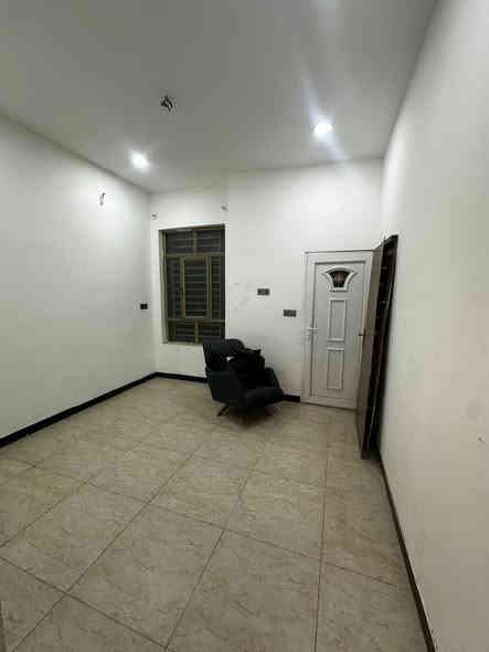 #للايجار____في____السيدية 
بيت مساحة 50م 

يحتوي على ثلاث غرف نوم وصالة ومطبخ وخدمات 

قيمة الاجار:850 الف 

للاستفسار:***********

او زيارة مكتب الفهد الهندسي للمقاولات العامة/شارع جامع الاقصى مقابل مكتبة الحكم سنتر
