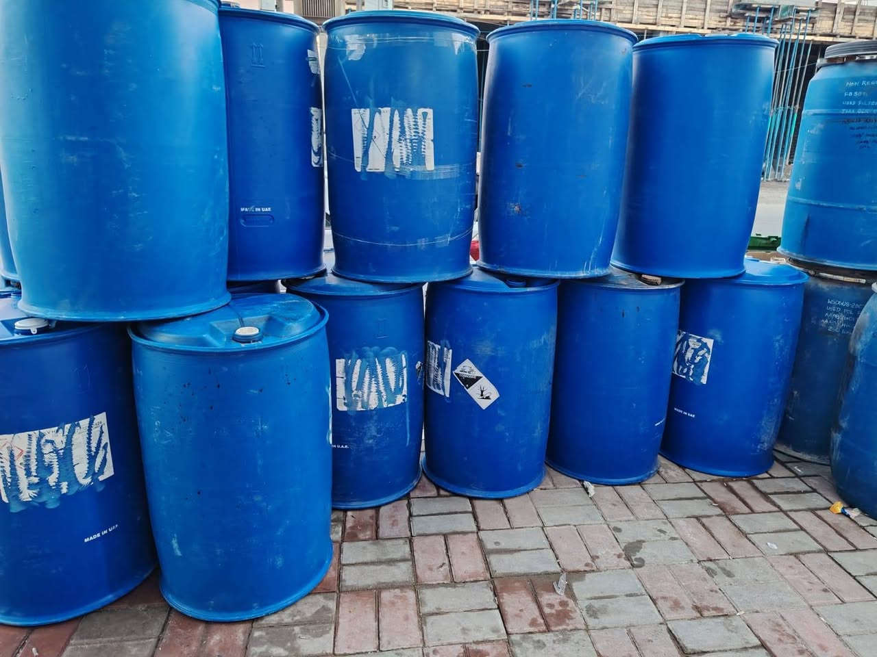 السلام عليكم 
متوفر وجبه براميل جديده 
برميل 220لتر قبغين مال نفط 
بسعر 22000 الف فقط جوه السوك 
توفر برميل 25لتر بسعر ٦٠٠٠ الف 
موجود جمله كافت لاحجام 
هيت  الجمعيه قرب اسواق المصطفى 
مقابل مكتب الشيخ عادل المحلاوي 
هاتف ***********
