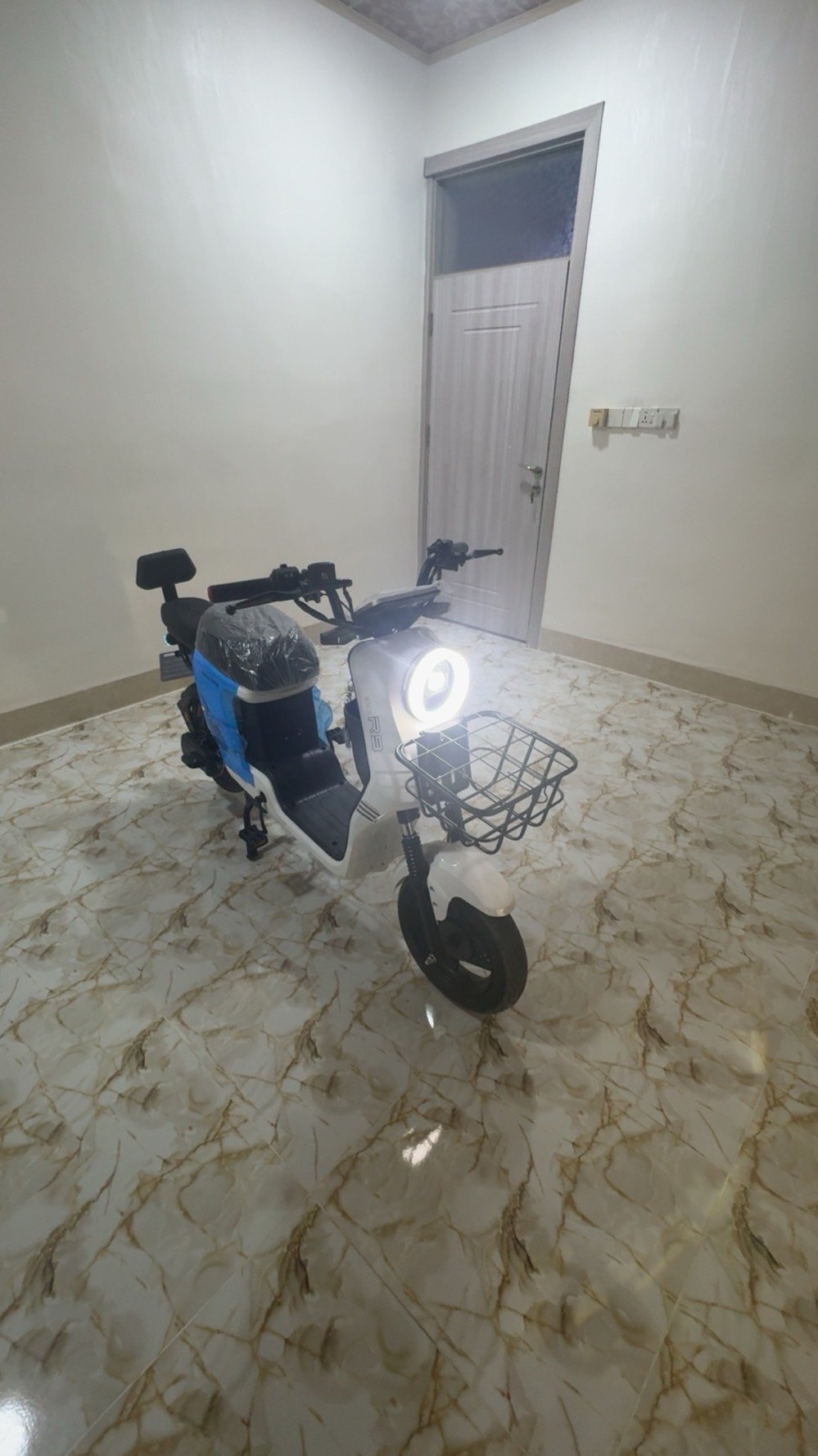 سلام عليكم 🥀
دراجه شحن للبيع جديده بعدهه بل لزگات مال شركه R9 بطارياتهه جدد سعر 550 وبي مجال ان شاء الله مكاني ديالي خانقين 
رقم الموبايل ***********