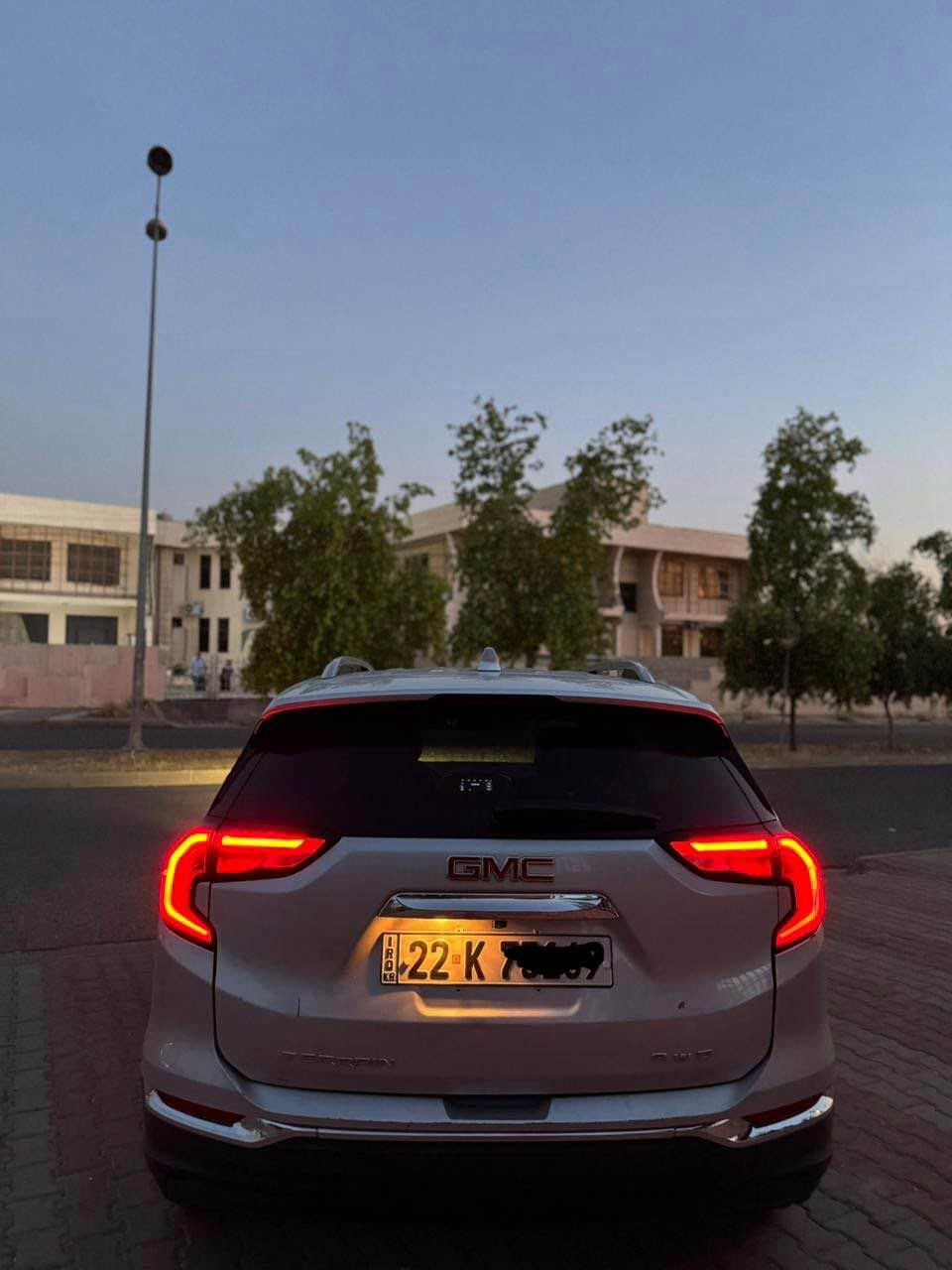 GMC Terrain 2021 SLT
چالمغی لای سەکنی هەیتی تۆزێک ناو چاملغی گرتووە قەپاغ سندوقی بستەک تعدیلی هەیە بۆنیدی سبوغە سەیارەکە فوللە دەبل ئەکسل و تاک ئەکسل ٦ دووگمە و کوشین سارد و گەرم 
سەیارەکە گێر و مەکینەی بە شەرتە کارەبایاتی بە شەرتە ئێرباگ سوکان و شان تەقیوە سیستەمە 
سەیارەکە سحری ١٤٣ وەرەقە و مەجالێ برایانەی تێدایە
*********** أربيل, العراق
