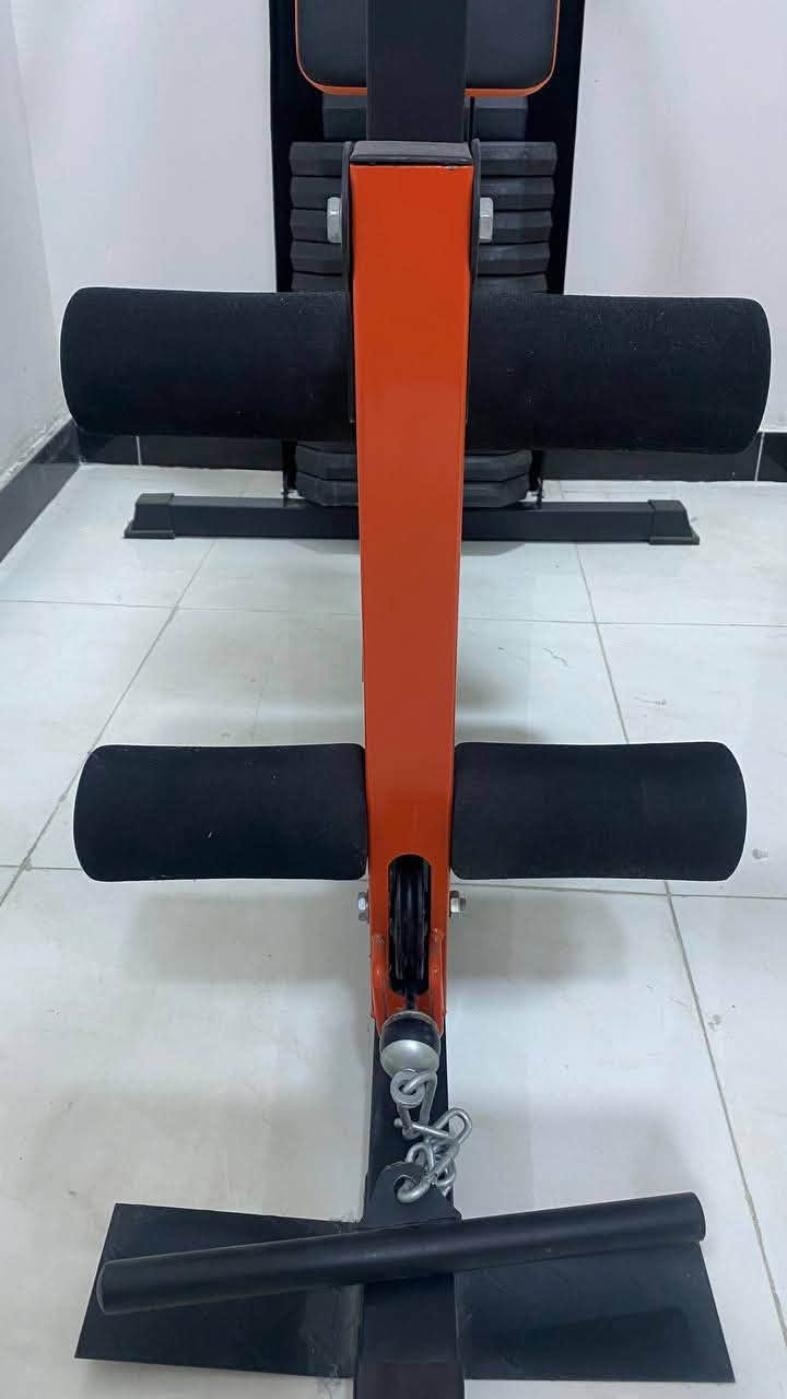 🏋️‍♂️ للبيع جهاز جيم منزلي متكامل – استعمال قليل جداً وشبه جديد
الجهاز مناسب لأي شخص يريد يتمرن بالبيت ويحافظ على جسمه وتطوره بدون ما يلتزم يومياً بالذهاب إلى الجيم.
يوفر تقريباً من 26 إلى 32 تمريناً مختلفاً ويغطي جميع العضلات الأساسية، ومنها:
✅ تمارين الصدر
✅ تمارين الظهر والسحب
✅ الباي والتراي
✅ الأكتاف الجانبيه
✅ تمارين الرجل الأمامية والخلفية
✅ تمارين البطن وعدة تمارين إضافية
الجهاز يحتوي على أوزان 75 كيلو، مناسب للجميع وكذلك لمن يريد تمارين قوية ومتدرجة داخل البيت.
مناسب جداً للموظفين، وطلاب الجامعات، وطلاب السادس الإعدادي، وكل شخص ما عنده وقت يروح للجيم باستمرار.
حتى لو جنت مشترك بالجيم، تقدر تستخدمه بالأيام اللي تتعاجز أو ما عندك وقت تروح، وتتمرن العضلة المطلوبة منك حتى ما تخسر استمراريتك وتطورك في بناء العضلات.
📐 المساحة المطلوبة تقريباً:
الطول الأفقي: 150 سم
العرض: 103 سم
ما يحتاج مساحة جبيره، وتكدر تخليه بزاوية الغرفة أو بمكان صغير ومناسب داخل البيت.
🔸 الحالة: شبه جديد واستعمال قليل جداً
🔸 الكاتالوج الأصلي موجود وياه وموجوده ايضاً جميع ادوات الجهاز
🔸 الموقع: البصرة - التنومة
🔸 السعر: 280,000 دينار عراقي فقط
السعر مناسب جداً مقارنة بمميزات الجهاز، وعدد التمارين التي يوفرها، وتوفير اشتراكات الجيم والوقت والمواصلات.
📞 للتواصل والاستفسار:
الرقم: *********** واتساب او اتصال
الجهاز موجود وجاهز للمعاينة
