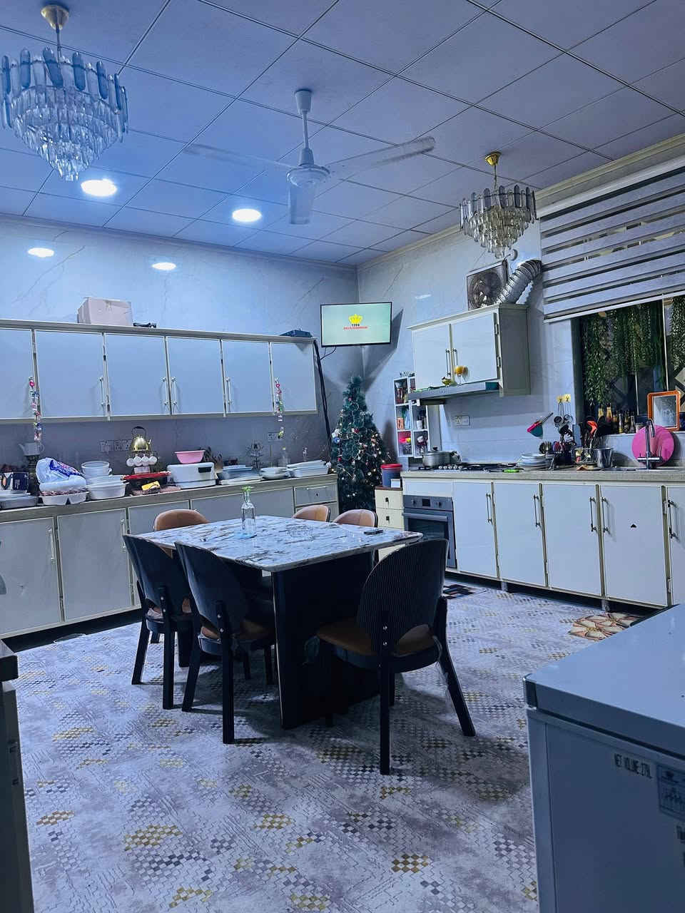 العنوان الديوانيه قرب الجداريه فرع مطعم مندي دار اليمن عند البو صالح طابو صرف عثماني 

مساحه ٣٠٠ متر واجهه ١٥ ونزال ٢٠ 
بناء حديث سنه ٢١ 
بناء ارضي 
وشقتين فوك كل وحده ١٥٠ متر كونكريت مسلح درجه اولى
الطابق الأرضي بناء ٣٠٠ صاله استقبال 
غرفتين نوم 
مطبخ 
صحيات خارج وداخل 
وهول ومناور عدد ٣ بين الغرفتين ويم الحمام 
وشقتين كل شقه ١٥٠ متر 
 شقه بيها غرف عدد ٢ وصاله ومطبخ وصحيات مع حمام 
والثانيه غرفه سويت 
صاله مطبخ سطح
طابو صرف عثماني 

والاتصال على هذا رقم ابني 

سيد موسى 

‭٠٧٧٠ ٩٤٤ ٧١٩١
