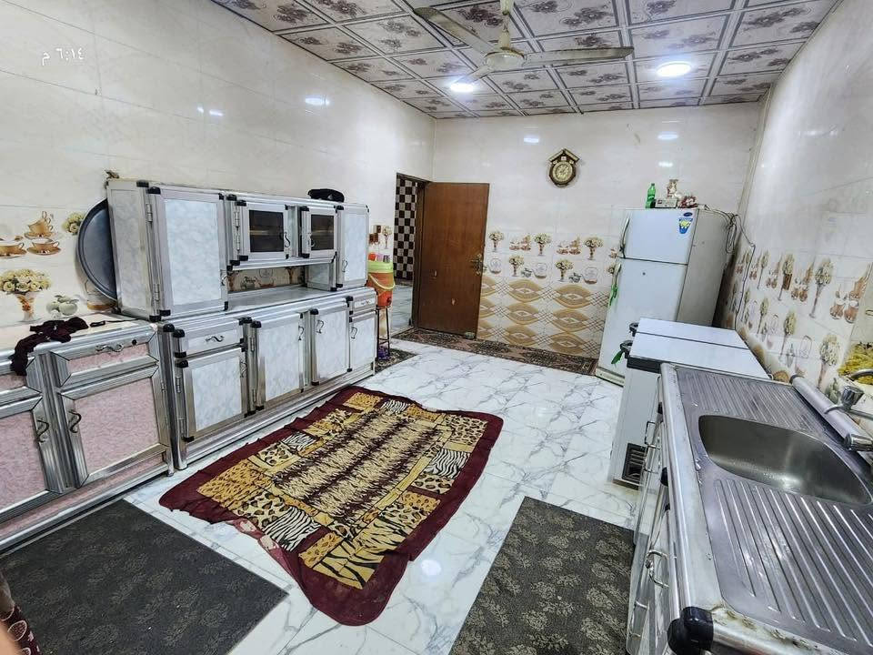 بيت للبيع مساحه 260 م سند 25 بي معامله تطويب و رقم 
بي غرفه عدد 2 
صاله واستقبال و مطبخ و صحيات داخليه وخارجيه العنوان خلف حي الحضاره مقابل مديرية المخدرات الجديده البو جاسم يبعد عن الحضاره 100 
السعر 45 
الاستفسار ***********
