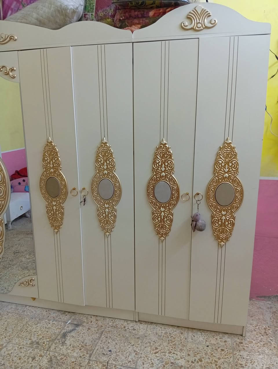 غرفه نوم تركي اصلي خمس قطع جربايه +ميز مرايه +كومديات الجربايه 2+مرايه عموديه +كنتور مع ملحق 8ابواب  للبيع السعر 500الف الشامية حي العسكري الشرقي ***********
