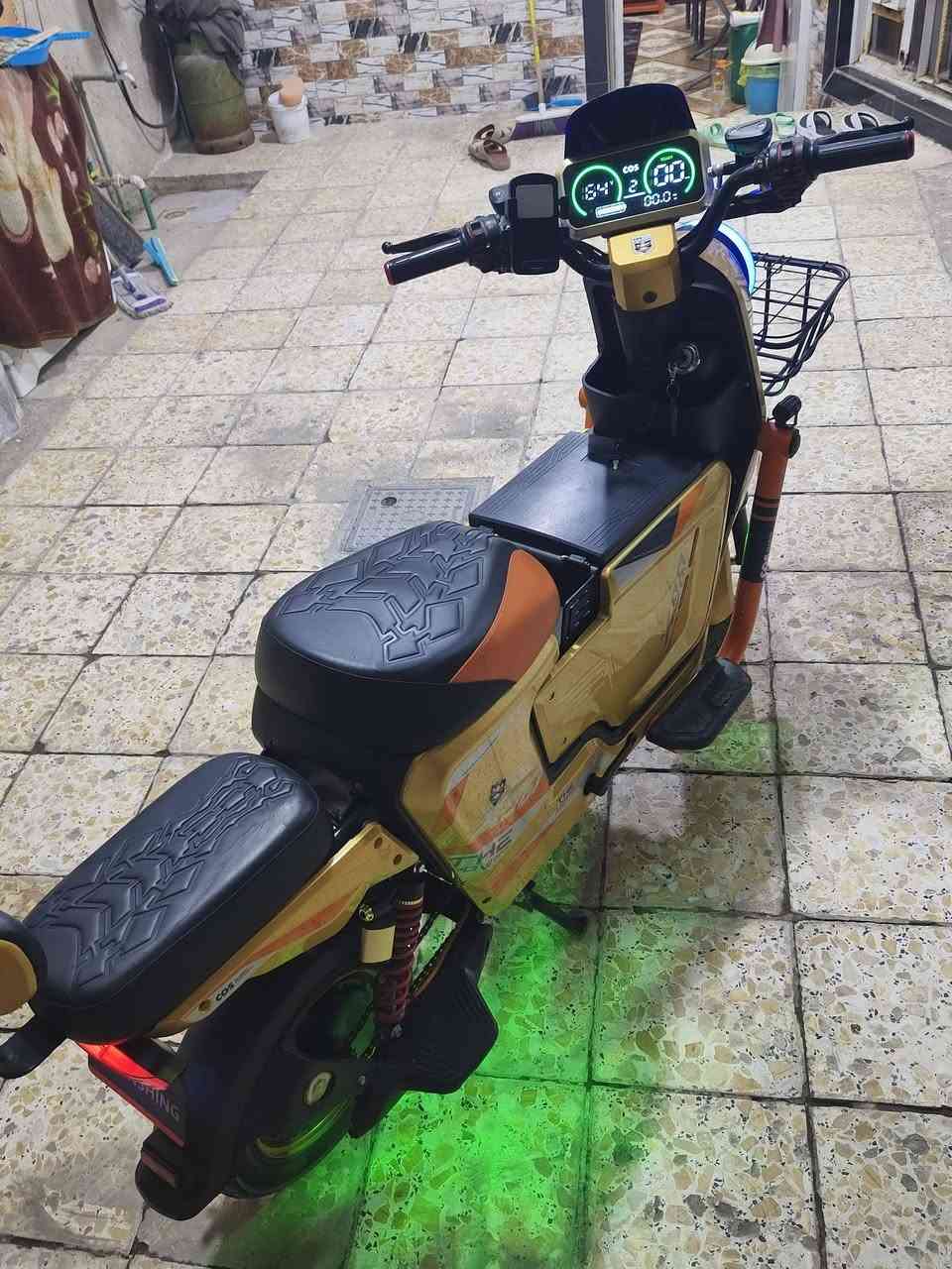 دراجة شحن نوع x900GT  بطاريات جديدة انتاج 26 كهربائيات كلها شغالة دراجة نضيفة كلش سعر 450 و بيها مجال قليل 
مكاني ابو الخصيب حمدان 
رقم التليفون ***********
