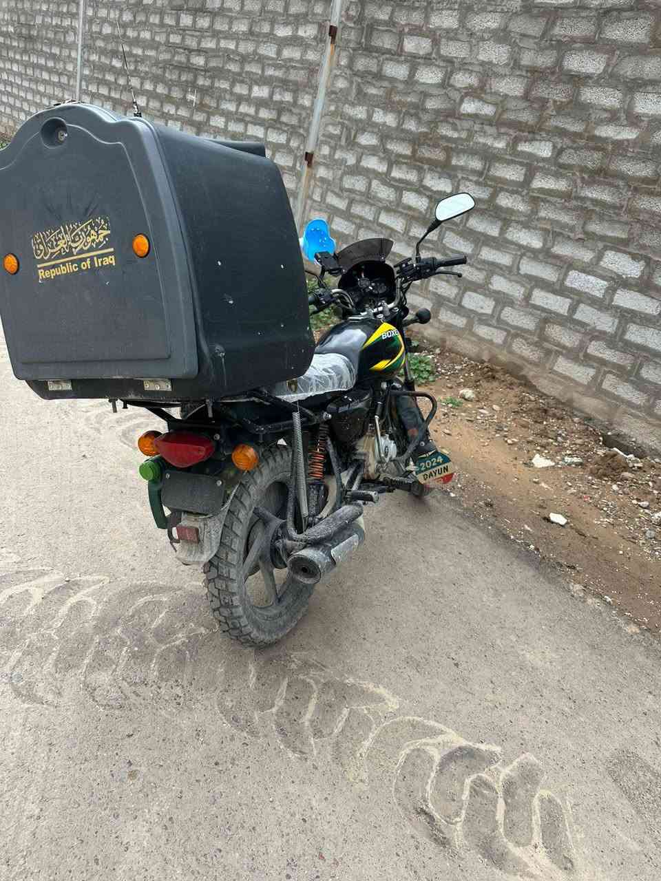 سلام عليكم مره خصت الادمن 
بوكسر 
كلاسيك موديل (21) مكينه خير من الله 
اوراقها كامله 
اي نقص مابيها لدراجه كهربائيات شغاله ومرتبه 
بيها ترتيب بسيط العتله مال كير 
مكان الدراجه 
بغداد الدوره 
رايدها 1٫150 وبيها مجال بسيط 
للاستفسار:***********

