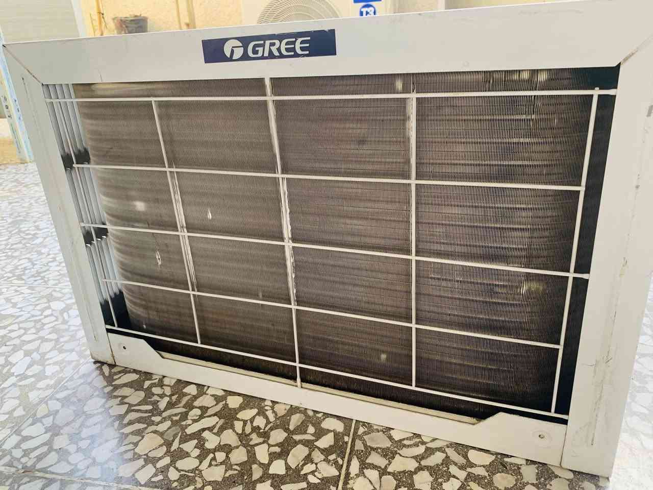 السلام عليكم مكيف 2 طن نوعيته كري الحديث استخدام قليل جداً نظافه 95٪ غازه 410 لاديتر  ثلاث سراوات من الخلف بل حقيقه احله من الصوره سعره 300 وبي مجال بسيط العنوان بغداد 
للاتصال ***********
