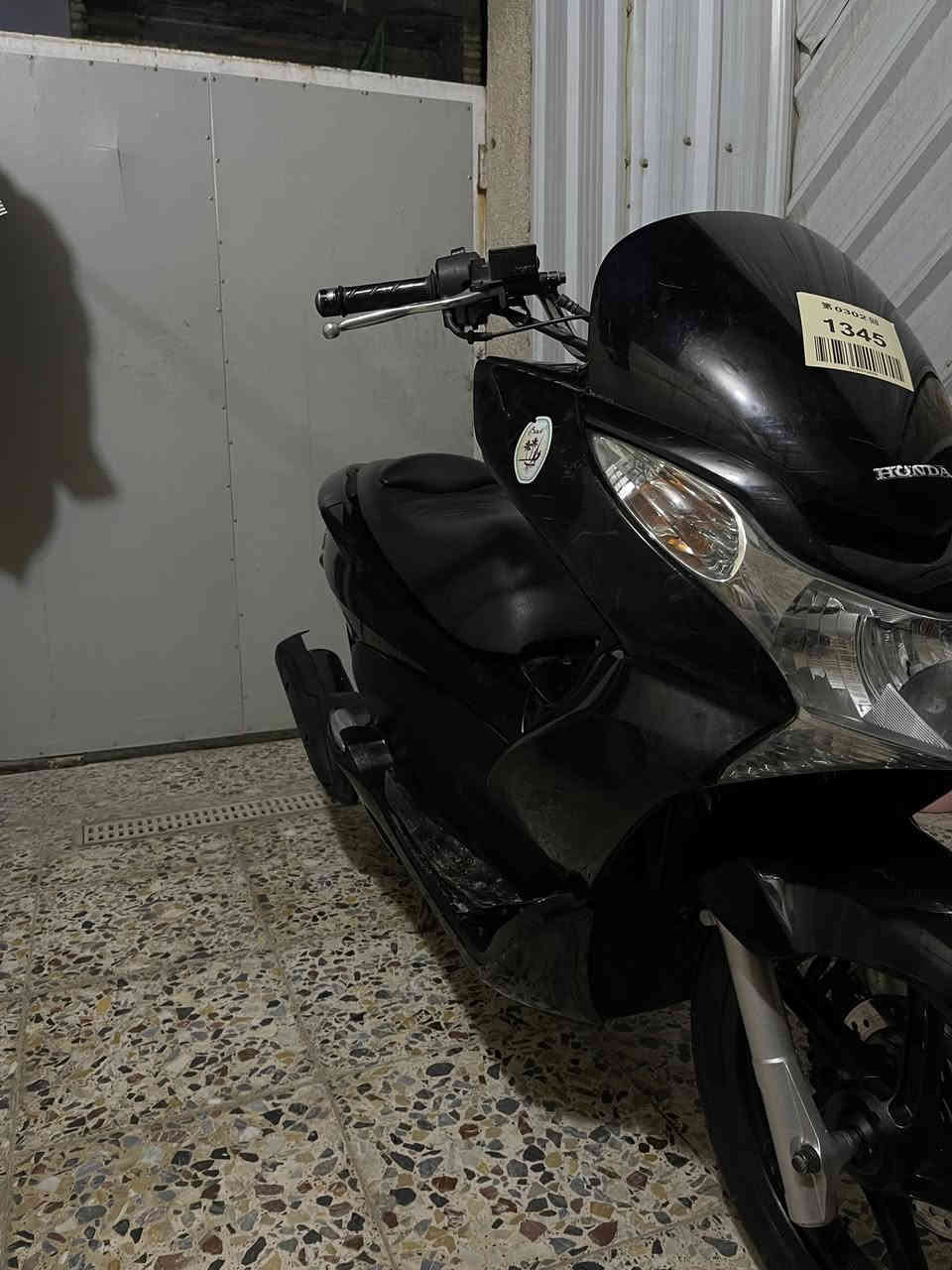 سلام عليكم PCX جيل اول ياباني JF
مكفوله من التاير للتاير كله بلادي كفر ومكينه
ماشيه 23 الف ☑️ 
حساس ستان ☑️ 
حساس زدحام ☑️ 
مواصفات 150 شوته طويله ☑️ 
كهربائيات كله شغاله الدراجه ربع مذب عليهة 
السعر 11ونص وبيه مجال مكاني الامين الثانيه
رقمي ***********.ماسنجر ممتواجد
