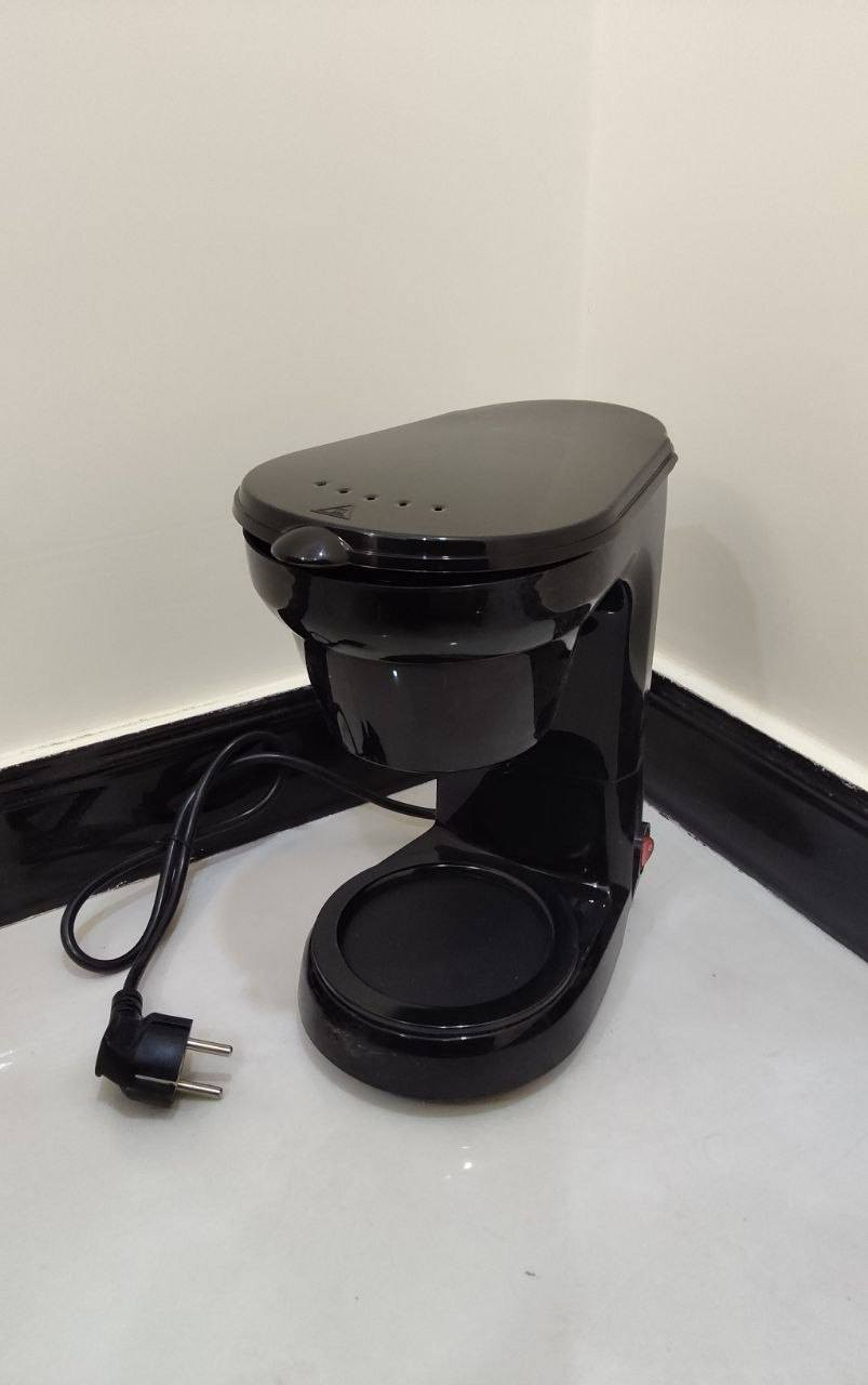 كلام الذكاء الاصطناعي

الجهاز الموجود في الصورة هو ماكينة صنع قهوة بالتنقيط من بلاك آند ديكر (Black & Decker). 
النوع: هي صانعة قهوة بالتنقيط (Drip Coffee Machine).
التشغيل: تتميز بتشغيل بلمسة واحدة لعملية تحضير سريعة وسهلة.
السعة: يمكن أن تكون بسعة تصل إلى 6 أكواب، حسب الطراز المحدد.
الميزات: تحتوي على فلتر نايلون دائم لتعزيز المتانة.
الاستخدام: مناسبة للاستخدام المنزلي أو أثناء السفر


**إذا كنت صاحب هذا الإعلان وتريد حذفه لأي سبب، رجاءا أرسل رسالة إلى الدعم الفني**