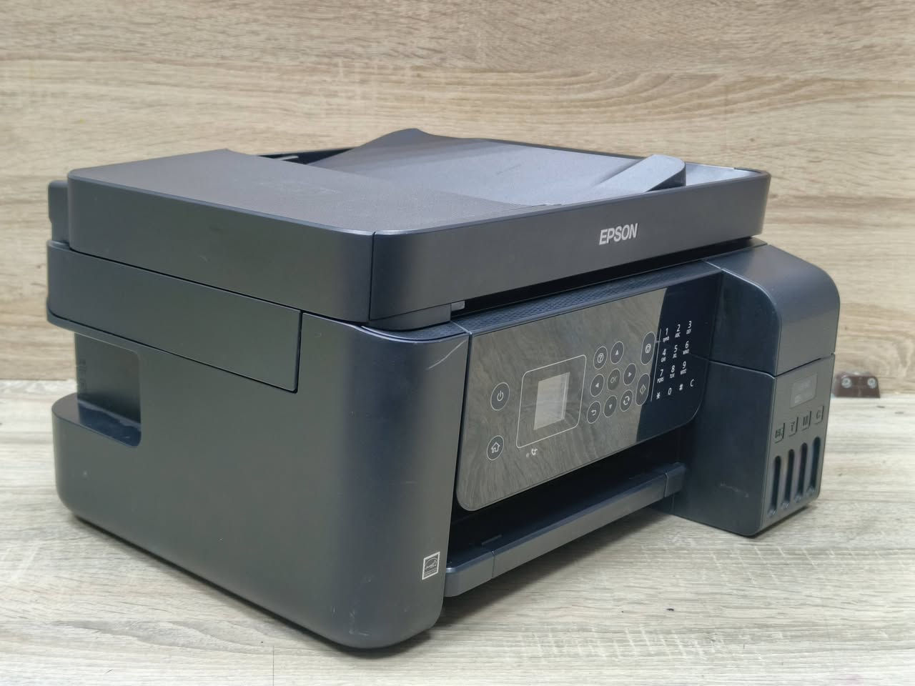 طابعة ايبسون موديل l5190 مستعمل بحالة ممتازة باحبار خارجية تطبع 5000 ملون و 6000 اسود وابيض سعر الحبر 10 الف لكل اللوان سرعة طباعة 9 ملون 12 اسود وابيض طباعة بوجه واحد استنساخ طباعة سكنر تحتوي علىwifi يمكن ربطها على موبايل وتابلبت ولابتوب كما تحتوي على فيدر لطباعة مجموعة اوراق بامر واحد مع امكانية استخدامه في الارشفة الالكترونية مع امكانية طباعة صور وستيكر وبدقة عالية 🚦سعر طابعة 145 الف 🚦مع كيبل كهرباء وكيبل كومبيوتر وقرص تعريف نسبة نظافة الجهاز 90% ضمان تشغيل وفحص. 
#الصفوة
#طابعتي


**إذا كنت صاحب هذا الإعلان وتريد حذفه لأي سبب، رجاءا أرسل رسالة إلى الدعم الفني**