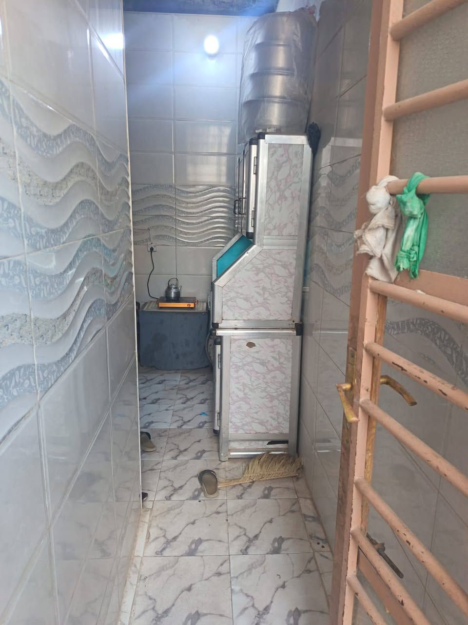 يتكون البيت من غرفتين وصاله واستقبال ومطبخ حمامات داخليه و خارجيه طابق ونص بناء طابوك سيراميك بورك بناء جديد البيت غرفه فوك وغرفه جوه حمامات فوك وجوه نظيف بناء كلش نظيف النجف, العراق


**إذا كنت صاحب هذا الإعلان وتريد حذفه لأي سبب، رجاءا أرسل رسالة إلى الدعم الفني**