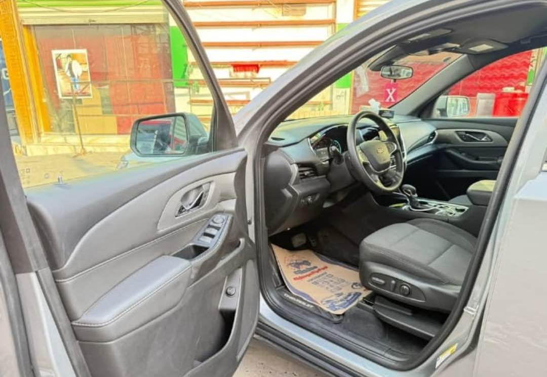 السلام عليكم دخول جديد
 مرقم بصره  
للبيع سياره ترافس LT موديل 2023 
الضرر تبديل جاملف مال تفصيخ نفس اللون فقط بدون صبغ
المواصفات 
 السياره شيفورلية ترافس 
 الموديل 2023 
 ماشية 20  بعدهي زيرو 
اوتو استوب اطفاء ذاتي 
 بصمات عدد 4 للابواب مع بصمة جنطة وبصمة تشغيل 
 وتشغيل عن بعد ورادار امامي مانع تصادم 
حساسات انحراف عند المسار 

 شاشة الدشبول كب قاصه 
شاحن لاسلكي ( واير ليس) 
كشنات مخمل + تدفئة بلكشن 
تدفئة بل كشنات 
تحكم فول كهرباء لكرسي السايق 
 السياره بنظام 3 قطع 
سايد بريك بصمة 
اشاير بالمرايا الجانبيه + نقطه عمياء 
تحكم استيرن جهتين بلوتوث وحاكيه وكروز سرعه وتحكم 
صوت نظام ABS مانع انزلاق + كشن منفصل هواي مواصفات بيهه السياره 7 راكب سياحي 
# السياره فور ويل منفصل 
السعر 315 وبيها مجال قليل جداً 
الاتصال *********** 
          *********** القرنة, البصرة
