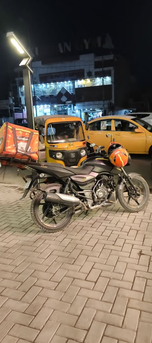 السلام عليكم بولسر 21
نازله بل ٢٣
مرقمه باسمي
تحويل ثاني يوم أو شوكت ما تريد نسوي مكاتبه
نقصها شاشه وجامه اماميه الشاشه تصلح ما عليها شي
ماشيه تقريباً 20
السعر 1900 
*********** للاستفسار
