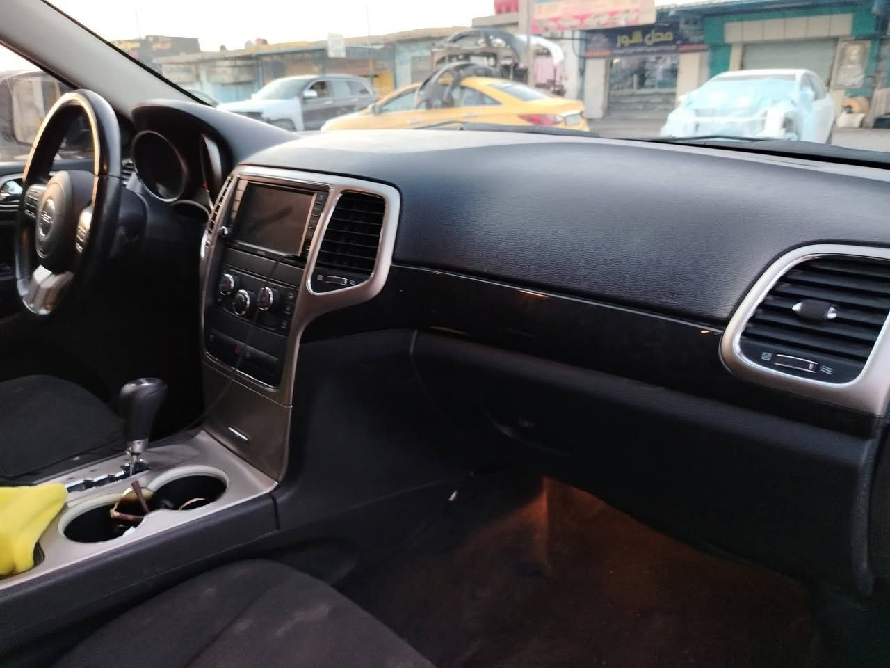 سلام عليكم جيب موديل 13 سياره جديده محرك 3600 جديد كير شرط حداديه جديده باتري جديد تشغيل بصمه سياره كله بصمه تشغيل عن بعد  سياره مابيها نقص وترايها  يخبل  مكاني واسط السعر80وبيها مجال***********
