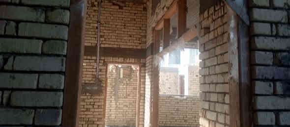 سلام عليكم بناء هيكل درجة اولى سعر 190 ألف لمتر لواحدنقدٱ بناء 
بناء هيكل درجه اولى ( أو تسليم مفتاح حسب الإتفاق)
طابوق طيب تفاصيل العمل 

ث نقوم بعمل الأساس تسليح الجسور بالحديد  درجه اولى ١٦ ملم وثم نقوم بعمل القالب الخشب وصب الأساس بالاسمنت المقاوم للاملاح

ارتفاع الأساس ٤٠ سم والعرض 60سم كذلك رش الأساس بالماء Ro‏ ج- نقوم ببناء البتلو بطابوك العماره طيب مع الوزن والقياسات وصب الكوبلن ولبخ وصبغ بماده البرايمر مانع رطوبة والاملاح وبعدها دفن

دفن لبتلو بلسبيس  مع رش الماء المستمر ح البناء فوق البتلو مع تثبيت اطارات الخشب وفريم الحديد خ نقوم بعمل الرباط القالب وتسليح الإيراني ۱۲ ملم وصب بالاسمنت العادي

د البناء فوق رباط حتى يكون ارتفاع البيت من الداخل ٣,٥٠م

نقوم بعمل القالب سقف مع تأسيس شبكه الكهربائية وتسليح بالحديد  درجه اولی ۱۲ ملم + جسور مخفيه عندا الحاجه + درج دائري

صب بالخباطه وبعدها رش بالماء لمده اربعه ايام

ر بناء ستاره بارتفاع 1/60وصب كوبلن فوق ستاره وبناء بيتونه مع تسليح وصب السقف

ز بناء الجدران الخارجية والحمام الخارجي والخزينة رئيسية وصب دنك لباب الرئيس   افضل المميزات لدينا اتصل فقط  *********** متوفر واتساب 
،
