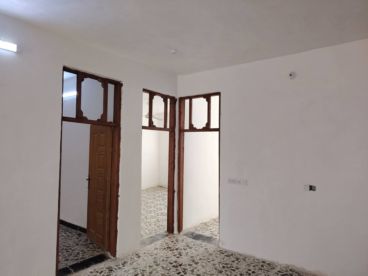 بيت ٢٠٠ متر للبيع ماء كهرباء مدرسه مستوصف بناء جديد تبليط سعر اكو رقم او خاص  *********** رقمي منطقه الخنساء
