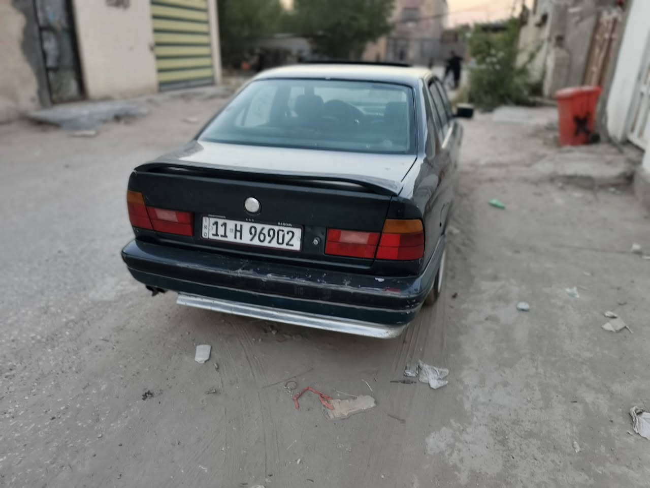 السلام عليكم 525 اصل بليته وسنويه مديل ١٩٩٠ سعرهه ٥٥ وبيه مجال رقم بغداد رقم انكليزي مكان السياره مابين كربلاء ونجف رقم ***********
