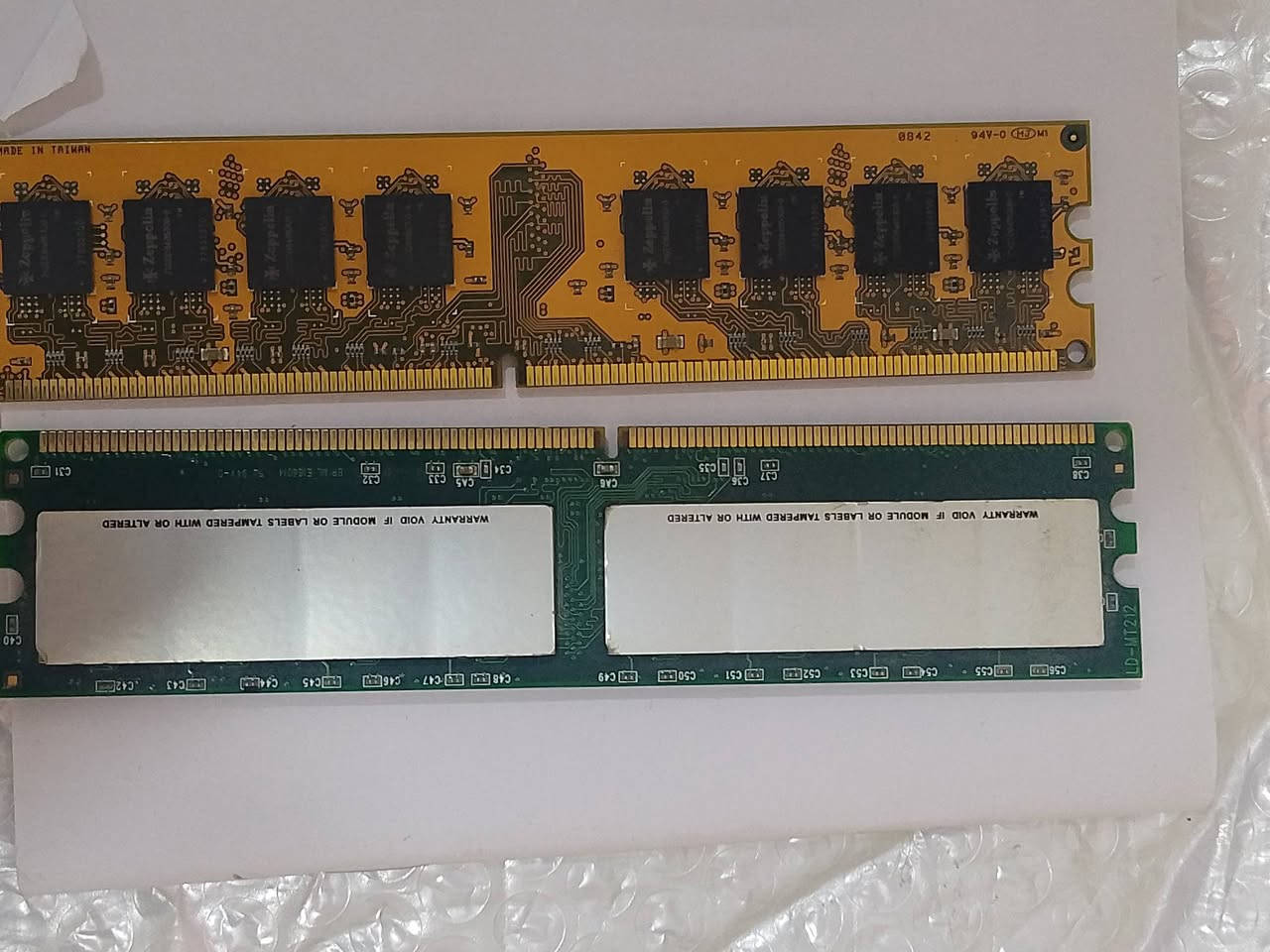 قطع حاسبة مكتبية (بكيج كامل) بأسعار مناسبة جداً.                   ​السلام عليكم.. عرض خاص للي يريد يجمع حاسبة اقتصادية أو محتاج قطع غيار، للبيع مجموعة قطع نظيفة وشغالة 100%:
1️⃣ المذربورد: ASRock 945GC-MS (سوكت 775) - السعر: 10 آلاف.

2️⃣ الهارد: HDD WD Blue سعة 160GB نظيف وسريع - السعر: 5 آلاف.

3️⃣ المعالج: Intel Celeron D مع المبرد الأصلي - السعر: 3 آلاف.

4️⃣ كرت الـ Wi-Fi: ماركة D-Link الأصلي لبث واستلام الإنترنت - السعر: 5 آلاف.

5️⃣ الرامات: DDR2 قطعتين هدية (بلاش) للي يشتري البورد.

قطع حاسبة مكتبية (بكيج كامل) بأسعار مناسبة جداً.❤️              ملاحظات:

القطع مفحوصة وشغالة تمام.

البيع لغرض التطوير.

تنبيه: لا يوجد خدمة توصيل، الاستلام من باب البيت (النجف - 

للاستفسار يرجى المراسلة على الخاص.                           بيع الجملة:  "اللي يأخذهن كلهن جملة أحسبلهيا بـ [مثلاً 20 ألف بدل 23] وشكرا ❤️


**إذا كنت صاحب هذا الإعلان وتريد حذفه لأي سبب، رجاءا أرسل رسالة إلى الدعم الفني**