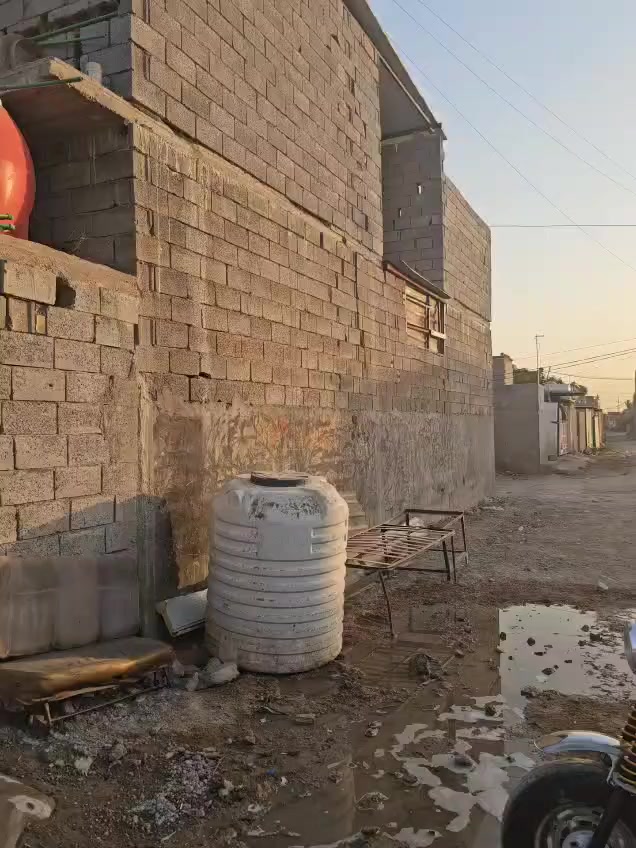 سلام عليكم من رخصت ابو الكروب عندي بيت للبيع في العريفيه بل شارع سواق الشمري مساحه  البيت 250قاطين الفوك سندويج الاستفسار علا هاذه الرقم ***********
