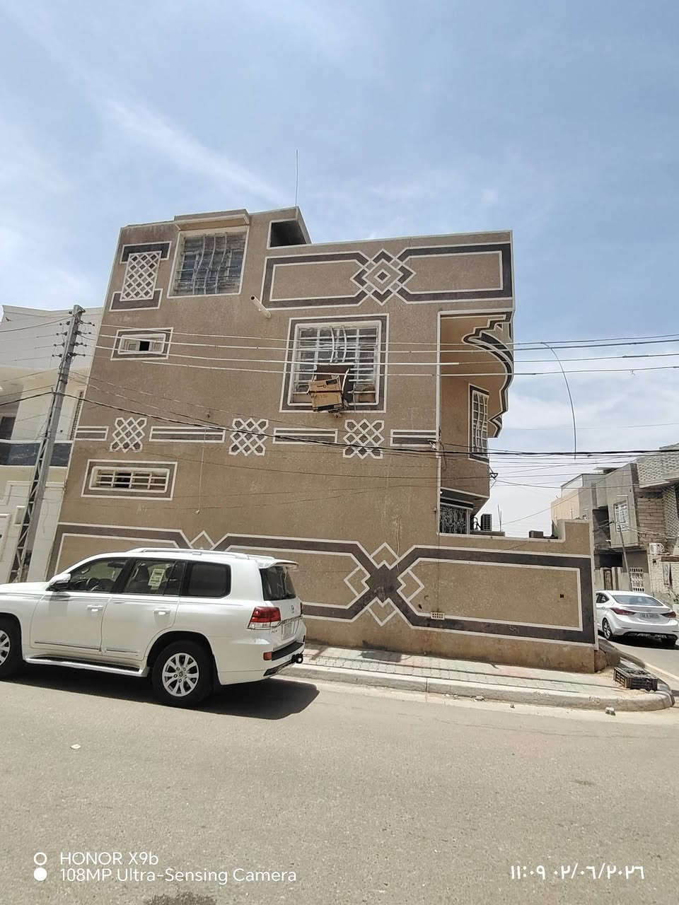 للبيع بيت في حي الميلاد
مساحة 115م ركن طابقين ونص 
الطابق الاول يحتوي على استقبال وصاله ومطبخ وصحيات داخليه وخارجيه و طارمه الطابق الثاني غرفتين نوم وصاله ومطبخ وصحيات ..وايضا نص طابق غرفة وصحيات مع السطح
البيت ب اسمي ***********
