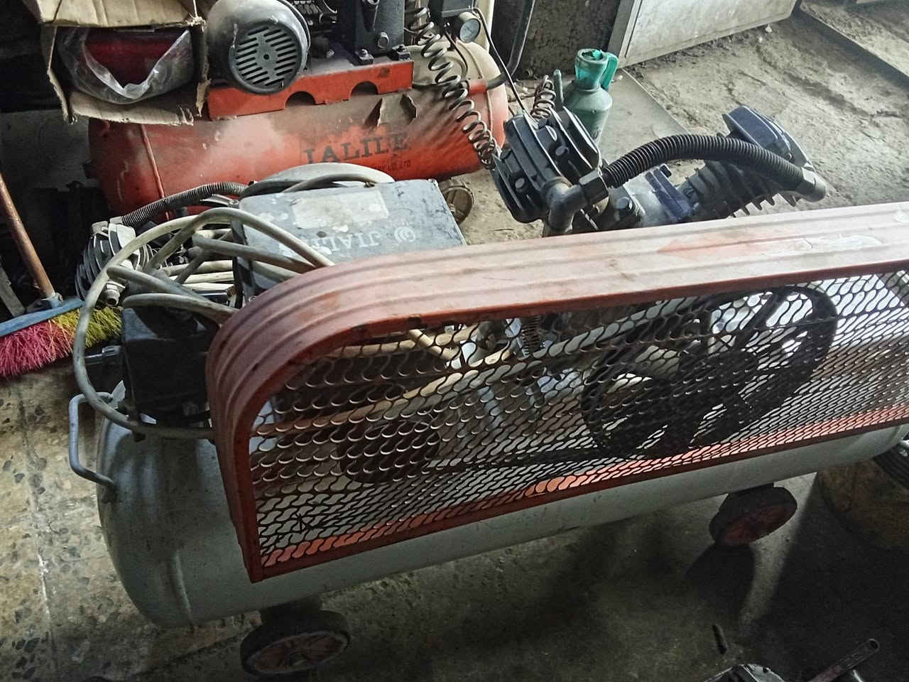 سلام عليكم البيع كمبريسر شغال مطور كهربائي 
سنكل 150التر مكان بغداد بوب الشام الاستفسار
على هذا الرقم ***********
