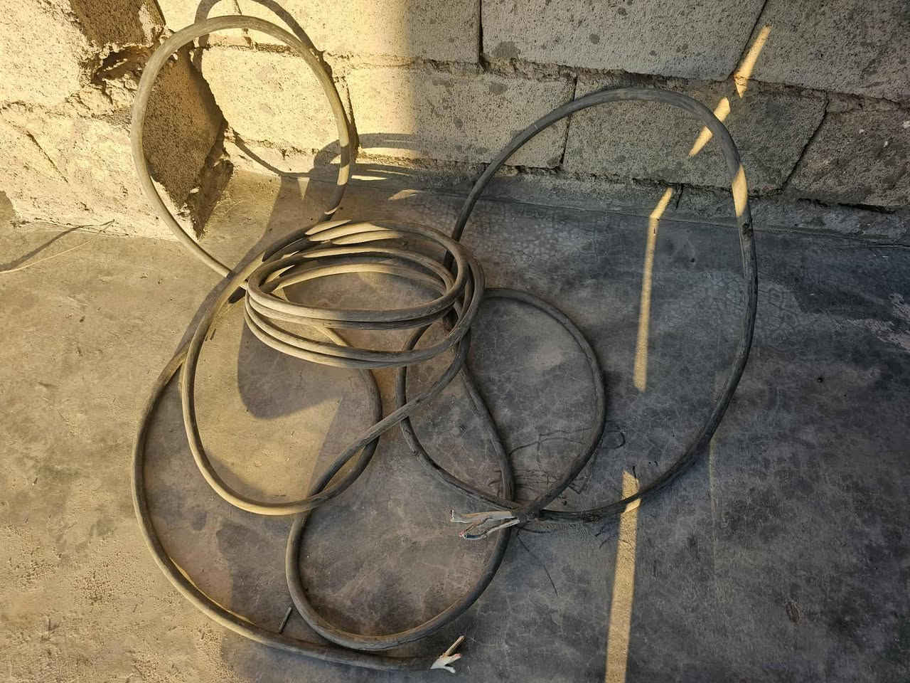 كيبل مال كهرباء اربع خطوط ١٤ متر  نحاس ١٠٠ بل ١٠٠ سعر المتر ٨ الاتصال ع رقم تلفون ***********
