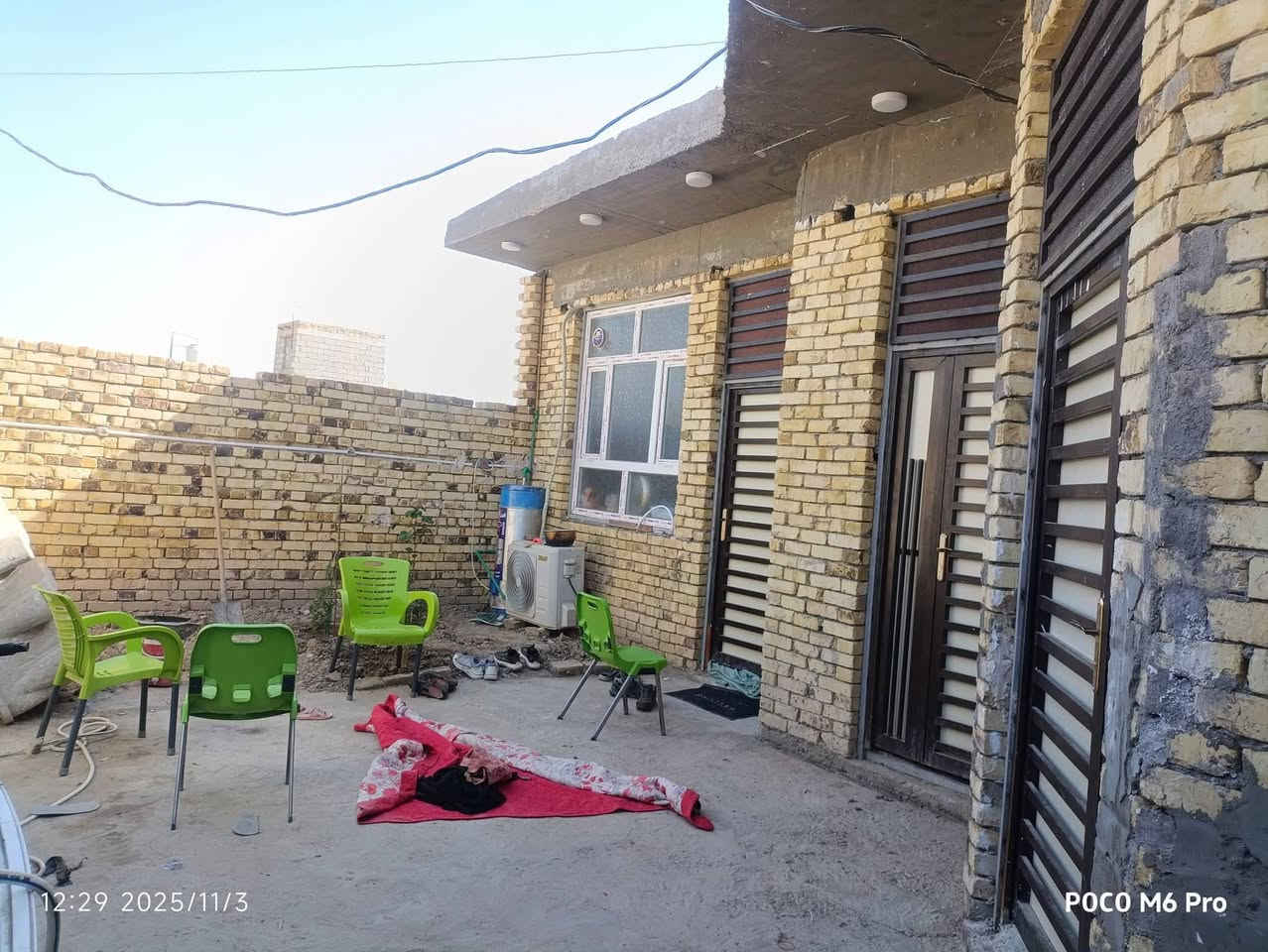 سلام عليكم اخواني بيت للبيع زراعي او مراوس على حولي 6بيت عن شارع جهة المدارس بناء طابوك الارضي صب وسگف صب مساحه 200غرفتين وصاله ومطبخ وديوانيه وحمامات داخليه وخارجيه گراج وحديقه ماء وكهرباء ومجاري وخط مولد// بي نقص غرفتين وصاله ماملبوخات وارضيه شراي يجي خاص او يتصل//***********
