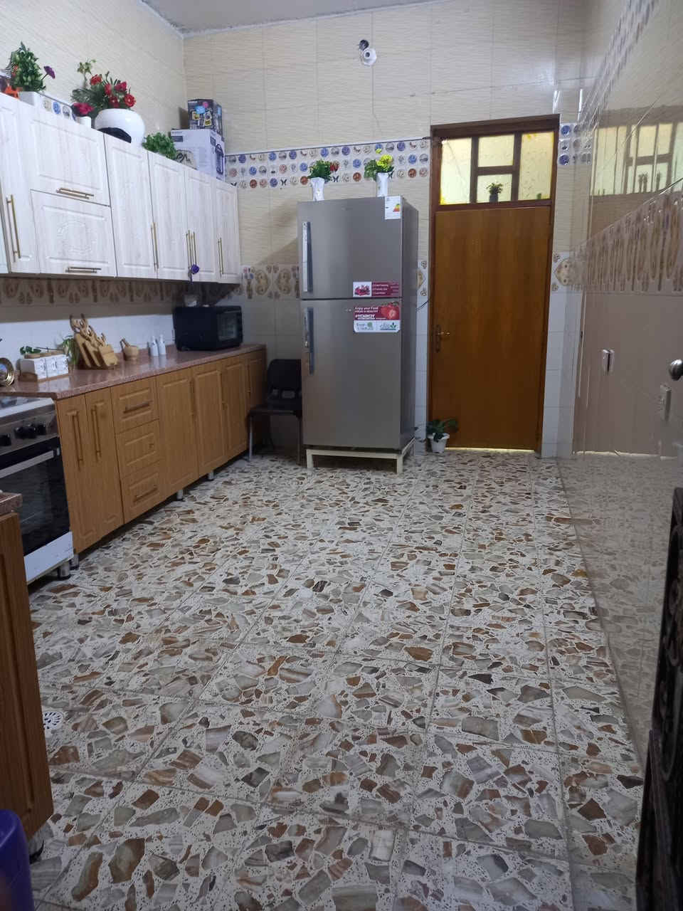سلام عليكم بيت للبيع طابو وصرف منطقه الكفائات 150متر النزال 20 الواجه 7 ونص بنيان جديد يحتوي على 4 غرف  و تواليت خارجي و2 دخاليات مطبخ بارد مطبخ حار السعر 260الاستفسار***********
