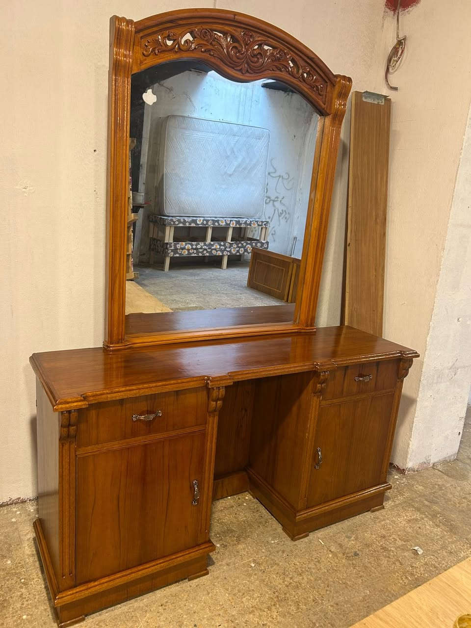 غرفه للبيع ⚜️🔱🔱
4 باب ملحق 🚪صاج زان مصري موديل التخت كلاسك  فصال حيل ثقيله تكمه ونظيفه شغل توصي ثقيل ظهر الكنتور جمبر
للاستفسار الاتصال على الارقام 
اسيا 📞(***********)
كورك📞  (***********)
عنواننا
الحدباء معرض ابو حسون قرب مرطبات البحرين❄️⭕️⭕️
