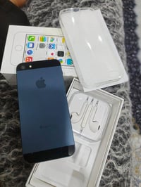 ايفون 5s قطعه نادرة بهاي النظافة كامل هوه والسماعات الاصليه مالته وكل ...